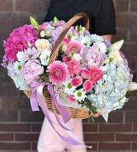 Цветочная композиция из Розы, Хризантемы, Пионы и Лизиантусы в корзине в Садовом Воронежской области