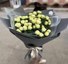 Букет Белые кустовые розы Солинеро в Садовом Воронежской области