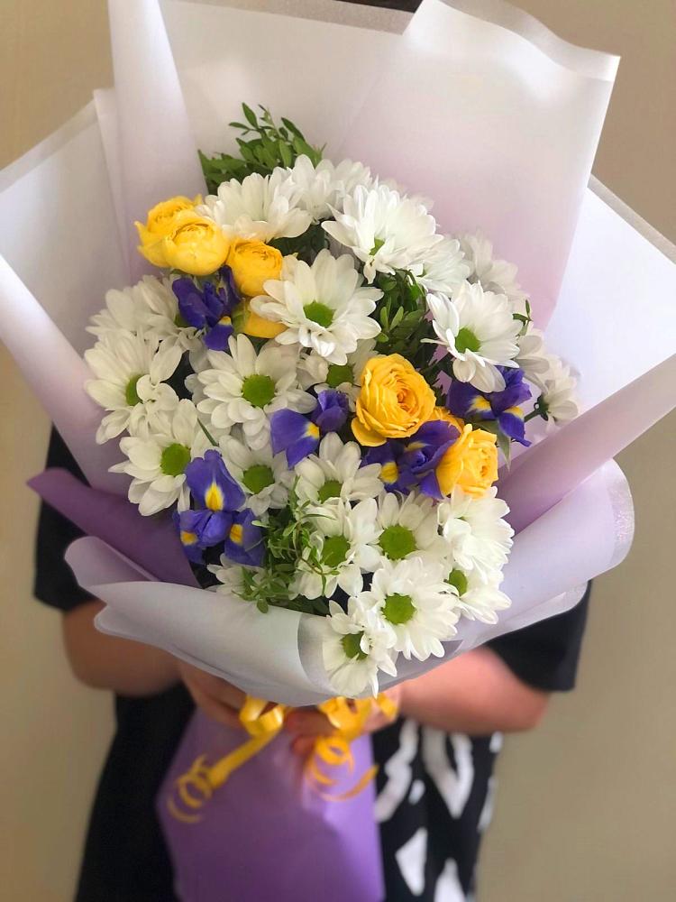 Букет цветов из: Ирисы, Хризантемы и Розы в Садовом Воронежской области