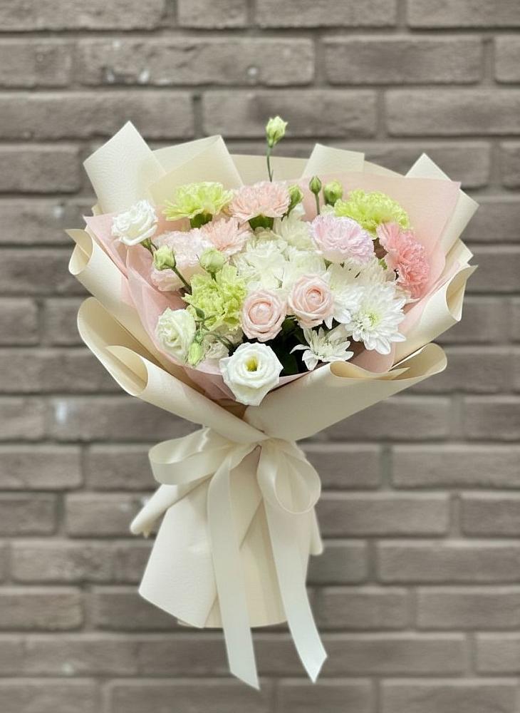 Букет цветов из: Гвоздики, Розы, Лизиантусы и Хризантемы в Садовом Воронежской области