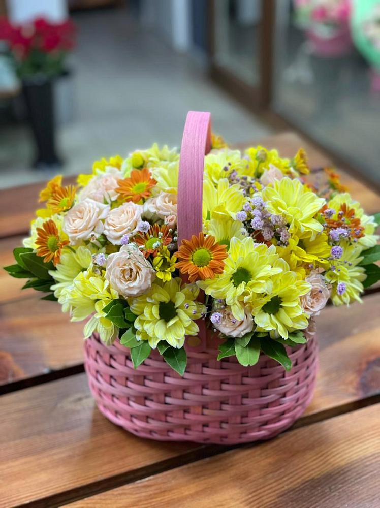 Цветочная композиция из Хризантемы и Розы в корзине в Садовом Воронежской области