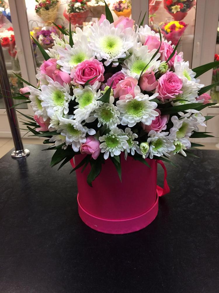 Цветочная композиция из Розы и Хризантемы в шляпной коробке в Садовом Воронежской области