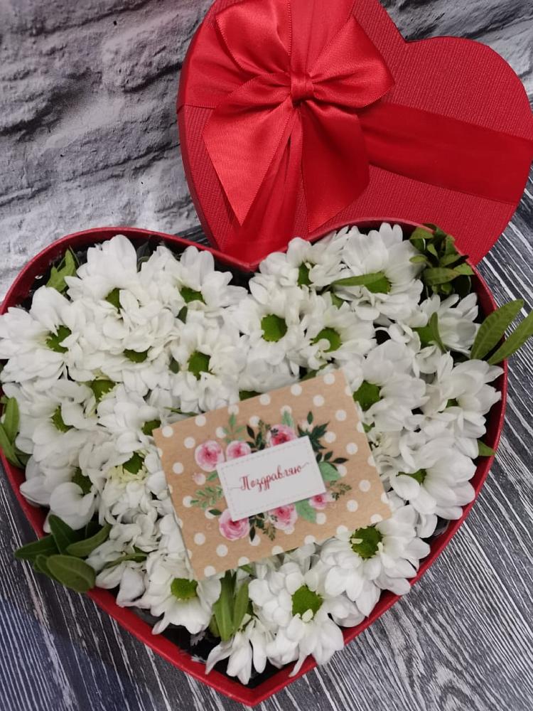 Цветочная композиция из Хризантемы в виде сердца в Садовом Воронежской области