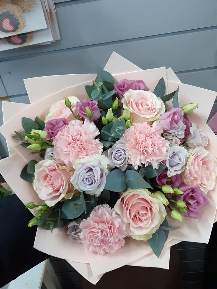 Букет цветов из: Розы, Гвоздики и Лизиантусы в Садовом Воронежской области