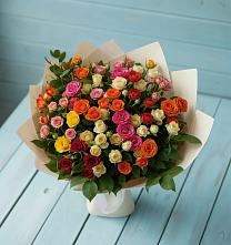 Букет Микс из разноцветных кустовых роз в Садовом Воронежской области